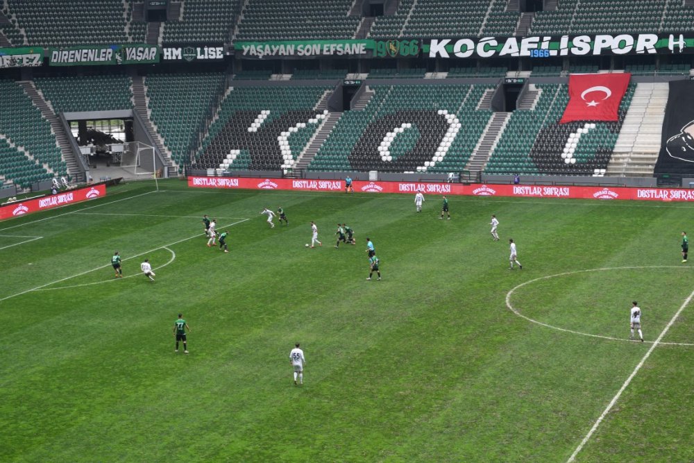 Vali Yavuz, Kocaelispor - Hekimoğlu Trabzon Karşılaşmasını İzledi Vali Yavuz, Kocaelispor - Hekimoğlu Trabzon Karşılaşmasını İzledi