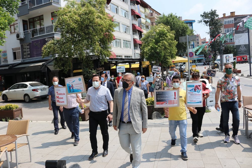 Aşı farkındalığını artırmak için sağlık çalışanları sokaklarda! Aşı farkındalığını artırmak için sağlık çalışanları sokaklarda!