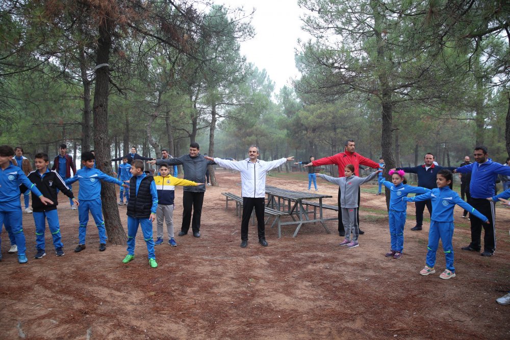 Çiftçi’den sporcularla sabah yürüyüşü