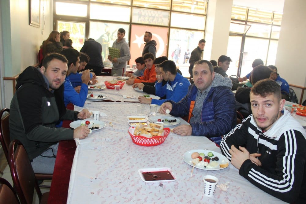 Bayrak’tan sporculara kahvaltı Bayrak’tan sporculara kahvaltı