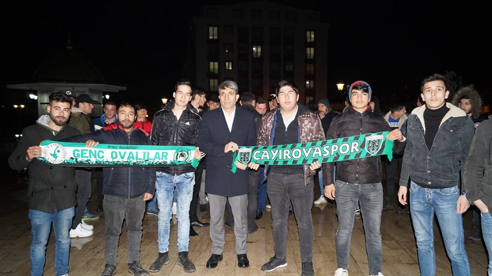 Bayrak gençlerle buluştu! Bayrak gençlerle buluştu!