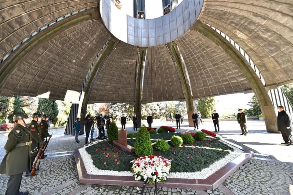 Vefat Yıl Dönümünde Özal’ı Rahmet ve Saygı ile Anıyorum Vefat Yıl Dönümünde Özal’ı Rahmet ve Saygı ile Anıyorum