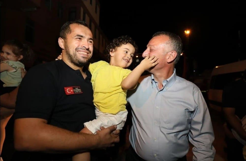 Yangın bölgelerine giden itfaiyecilerimiz evlerine döndü! Yangın bölgelerine giden itfaiyecilerimiz evlerine döndü!
