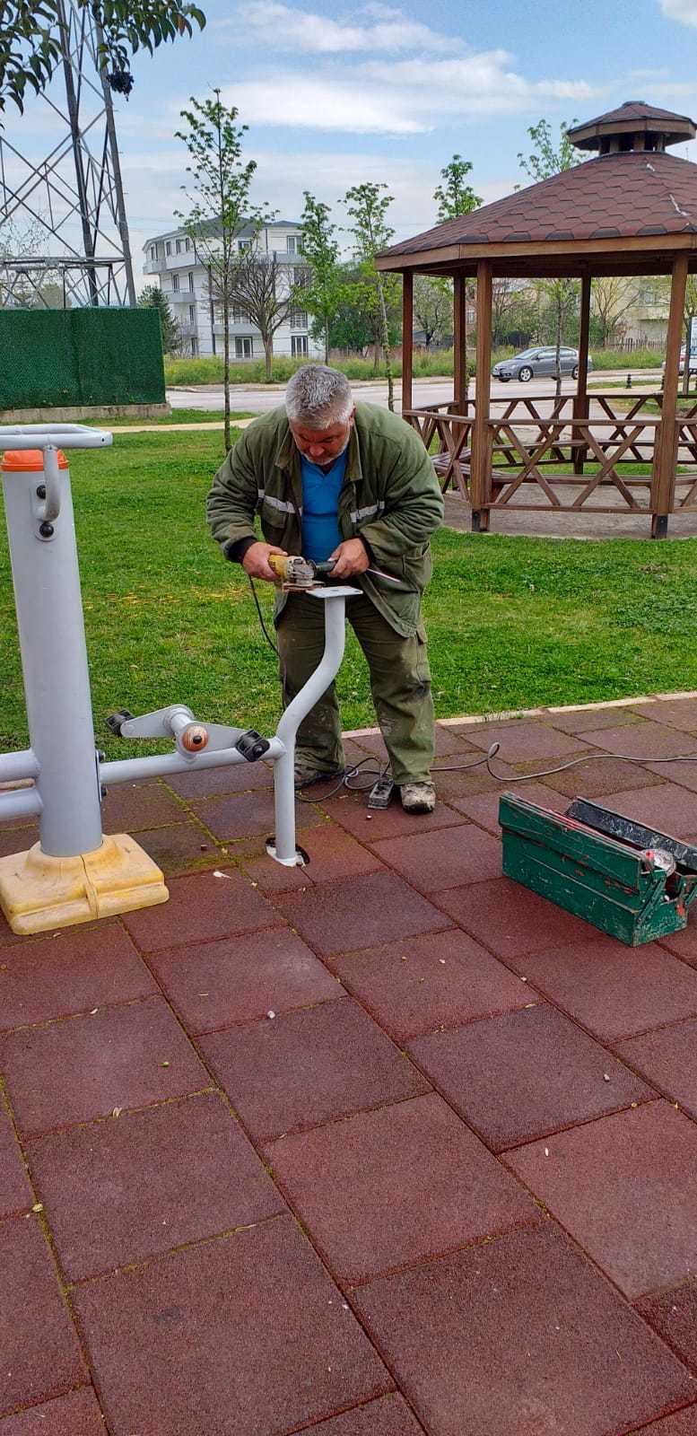 Çocuk oyun gruplarının bakımları yapılıyor