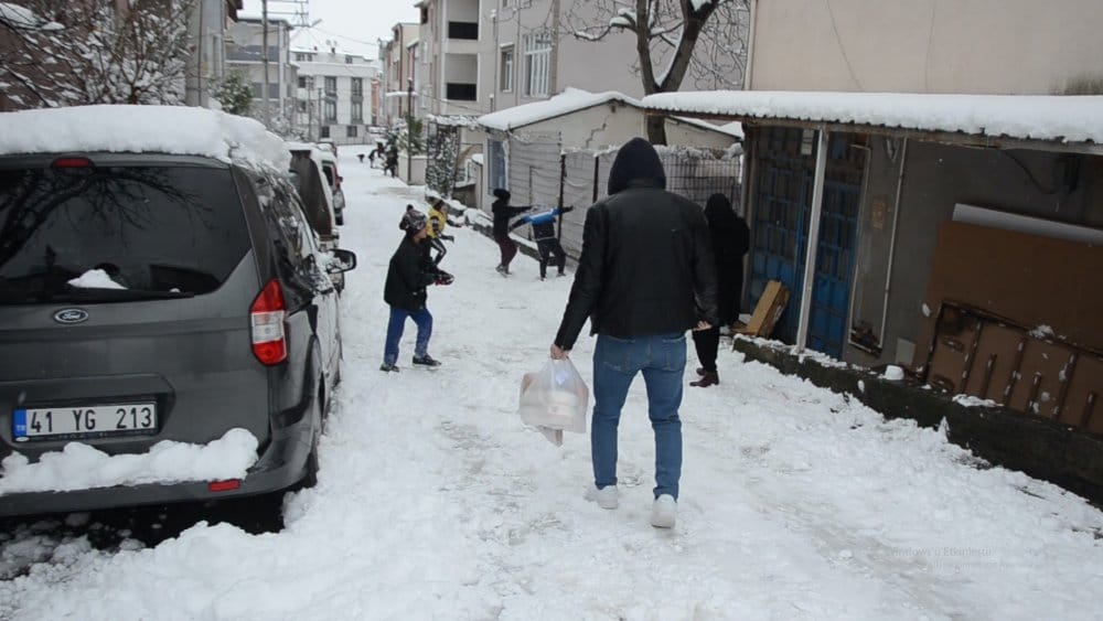 Kar yağışı, sıcak yemek yardımına engel olmadı