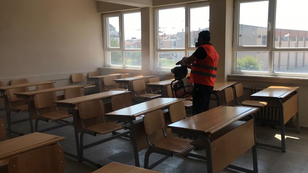 Sınav öncesi Darıca’da okullar dezenfekte edildi