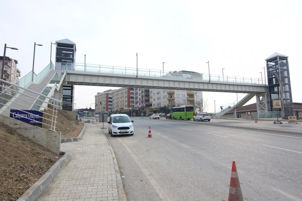 Gebze’ye modern yaya köprüsü