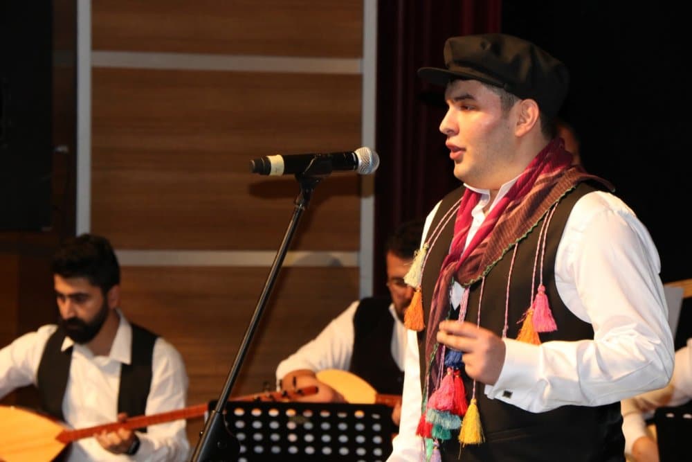 Türkülerle engellerini aştılar Türkülerle engellerini aştılar