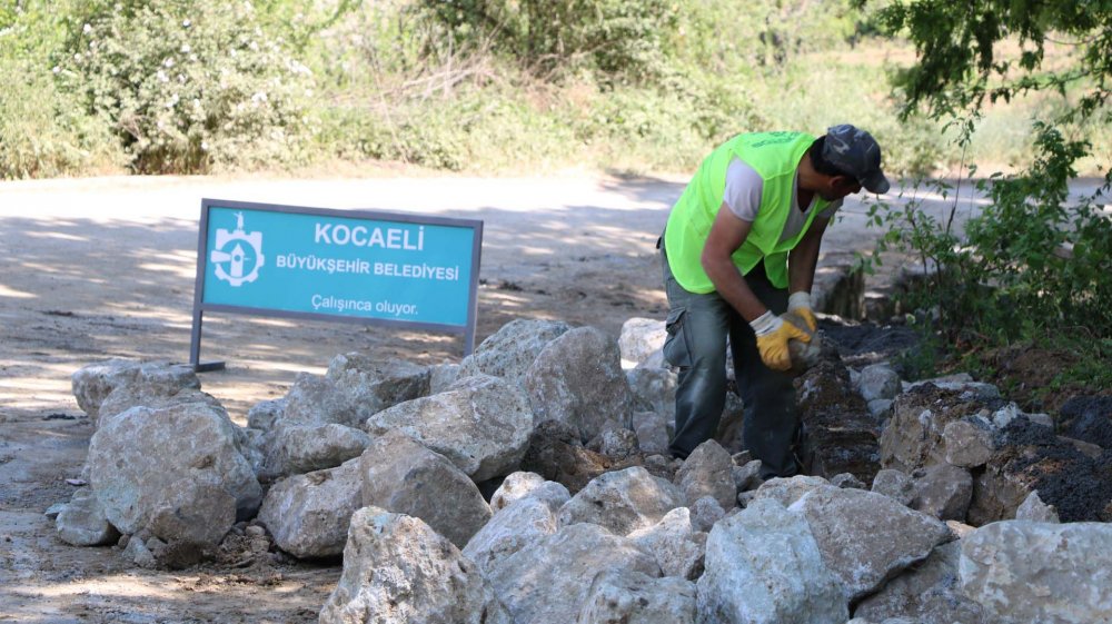 Sekbanlı köy mezarlığında taş duvar imalatı