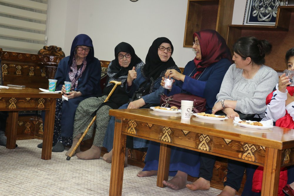 AK Kadınlar yaşlıları dinledi AK Kadınlar yaşlıları dinledi