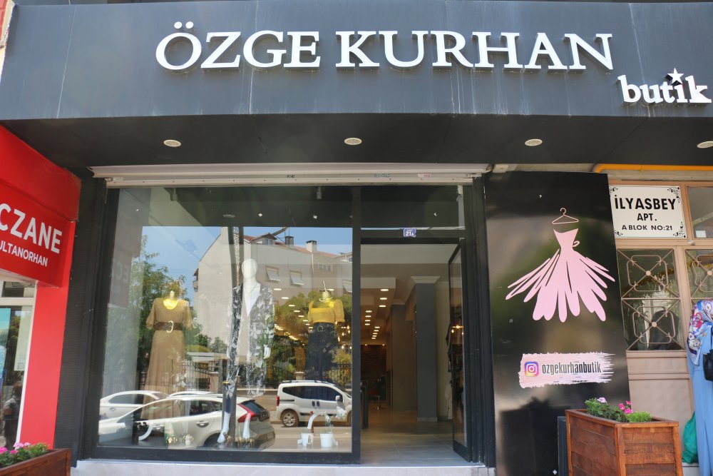 Özge Kurhan Butik farkını gösteriyor