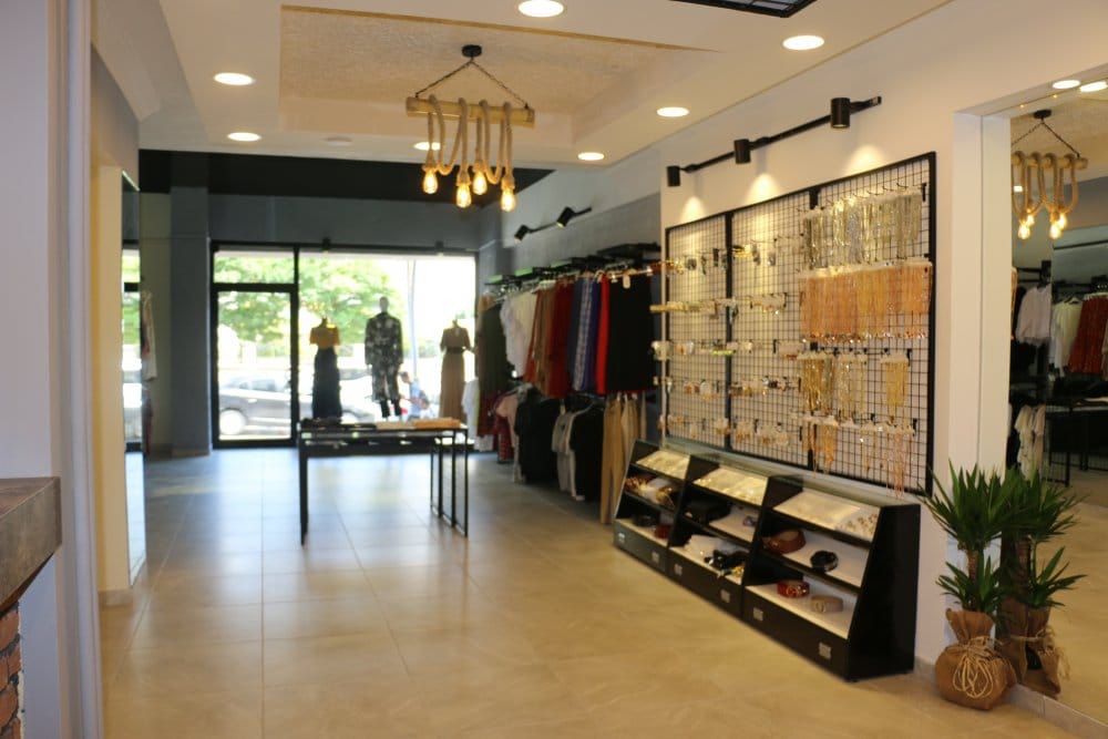 Özge Kurhan Butik farkını gösteriyor