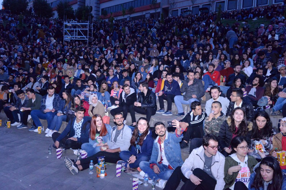 KOÜ’de açık havada sinema keyfi KOÜ’de açık havada sinema keyfi