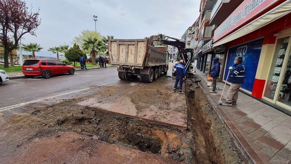 Büyükakın, Karamürsel’deki altyapı çalışmalarını denetledi Büyükakın, Karamürsel’deki altyapı çalışmalarını denetledi
