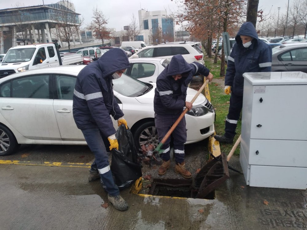 Yağmura karşı Büyükşehir ekipleri sahada!