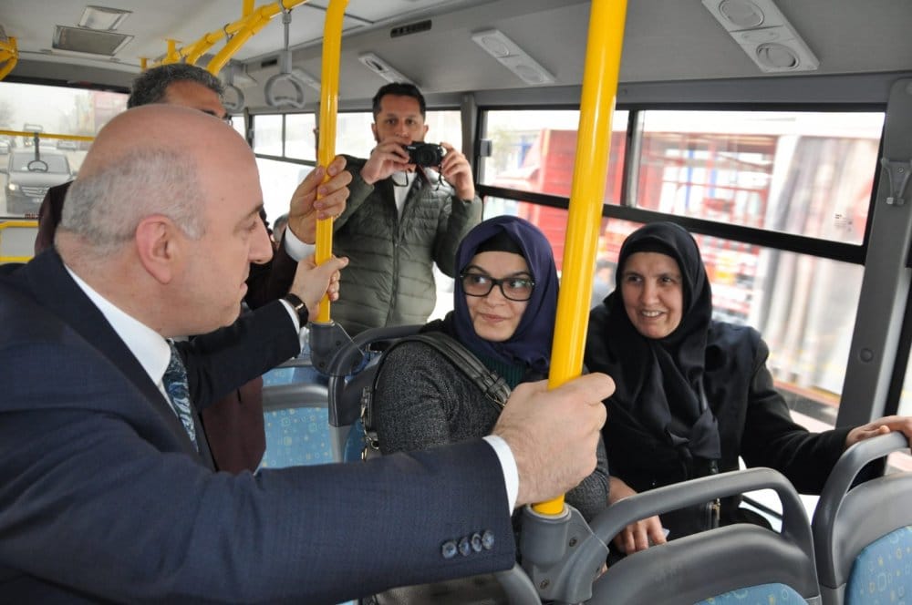 Halk otobüsüne bindi, yolcularla sohbet etti! Halk otobüsüne bindi, yolcularla sohbet etti!