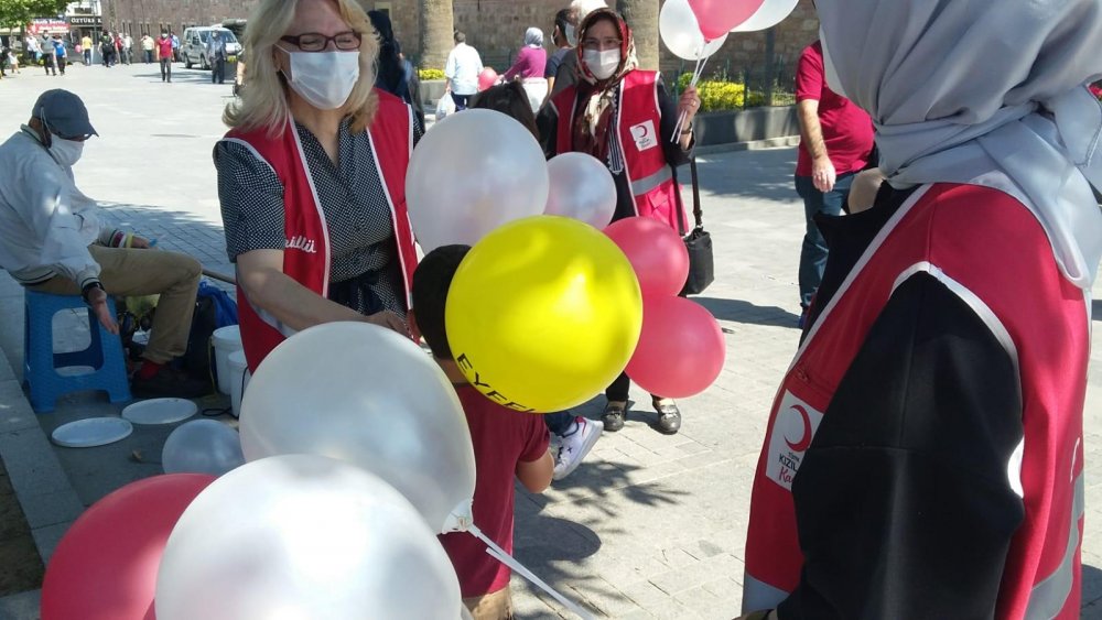 Türk Kızılay’dan 153. kuruş yıldönümünde çocuklara balon! Türk Kızılay’dan 153. kuruş yıldönümünde çocuklara balon!