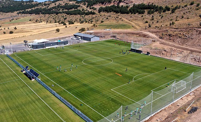 Erciyes'teki futbol kompleksi, kamplar ve hazırlık maçları için hazır Erciyes'teki futbol kompleksi, kamplar ve hazırlık maçları için hazır