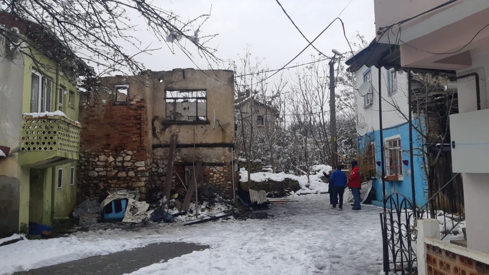 Eskihisar'da yangın; piknik tüpleri patladı!