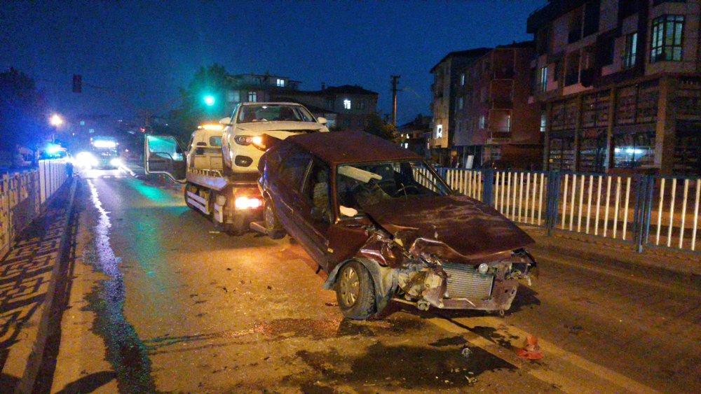 Altgeçit çıkışında iki otomobil çarpıştı: 1 yaralı Altgeçit çıkışında iki otomobil çarpıştı: 1 yaralı