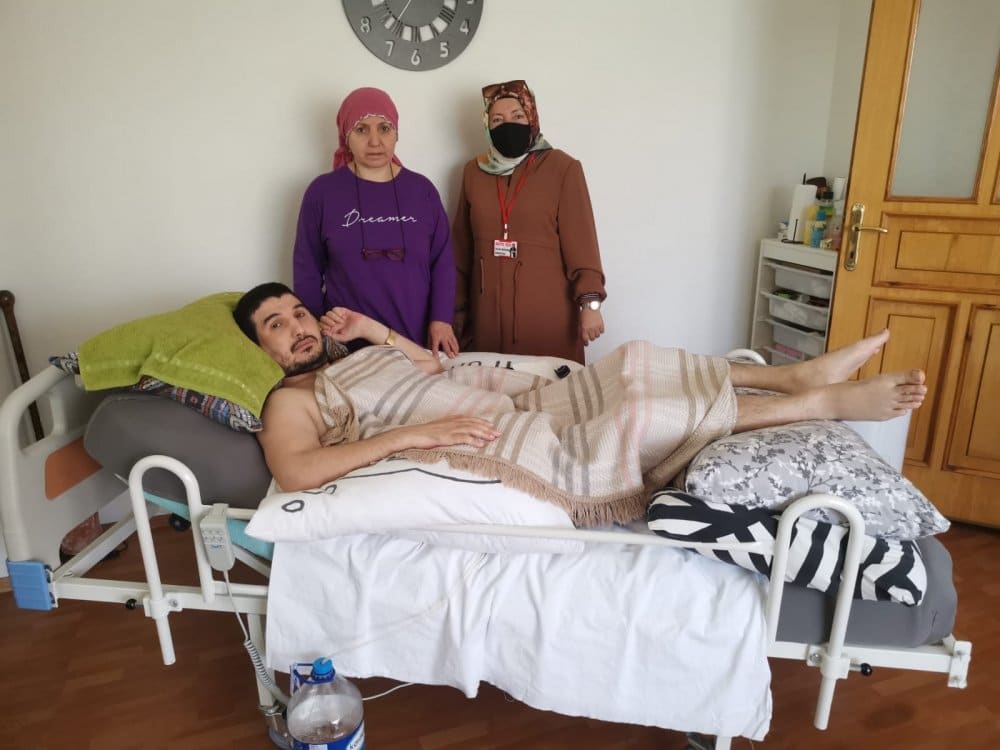Omurilik felci olan genç, akülü sandalye için yardım bekliyor! Omurilik felci olan genç, akülü sandalye için yardım bekliyor!