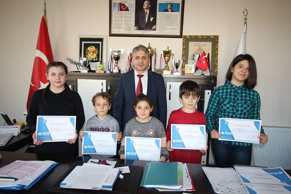 İlim öğrencileri birinci sırada İlim öğrencileri birinci sırada