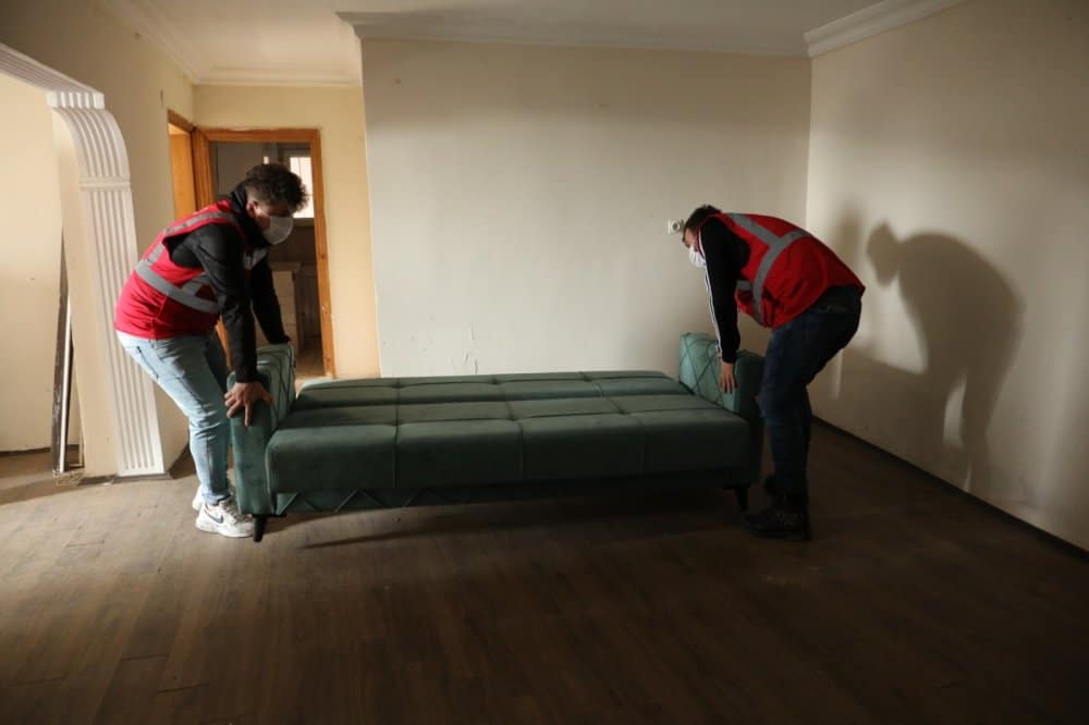 Evi yanan ailenin yardımına İzmit Belediyesi koştu Evi yanan ailenin yardımına İzmit Belediyesi koştu
