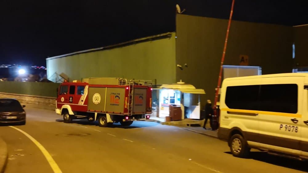 Devrilen forkliftin altında kalan işçi yaralandı! Devrilen forkliftin altında kalan işçi yaralandı!