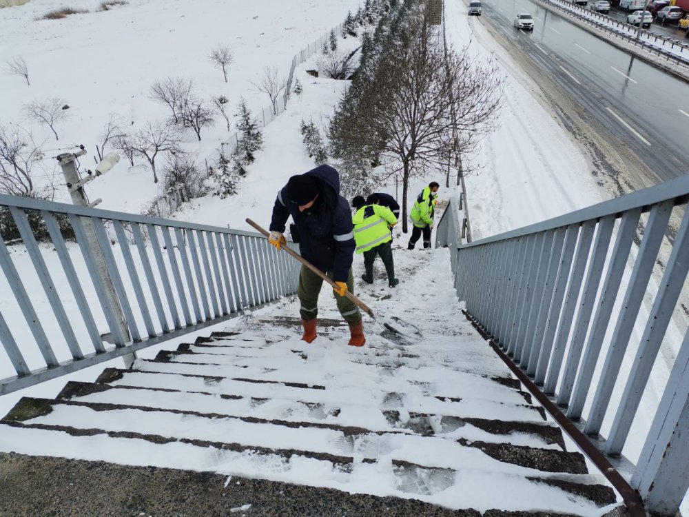 Büyükşehir’den Gebze Bölgesi’nde yoğun kar mesaisi Büyükşehir’den Gebze Bölgesi’nde yoğun kar mesaisi