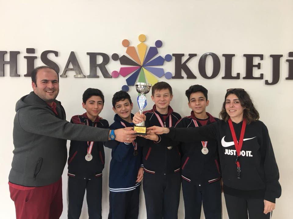 Hisar’da Masa Tenisi Yıldız Erkek Takımı Kupayla Döndü Hisar’da Masa Tenisi Yıldız Erkek Takımı Kupayla Döndü
