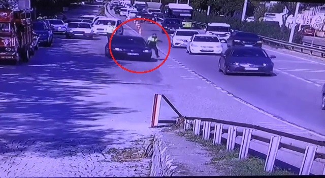 Trafik polisi kaçmak isteyen otomobilin kapısında sürüklendi! Trafik polisi kaçmak isteyen otomobilin kapısında sürüklendi!