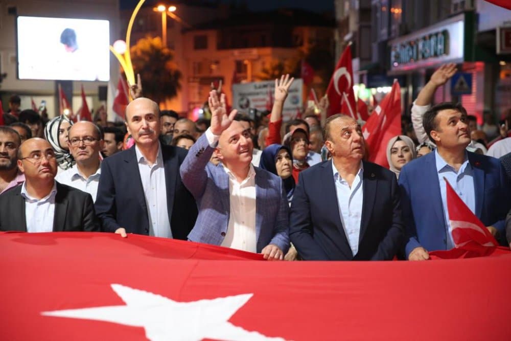 Darıca, 15 Temmuz şehitlerini unutmadı! Darıca, 15 Temmuz şehitlerini unutmadı!