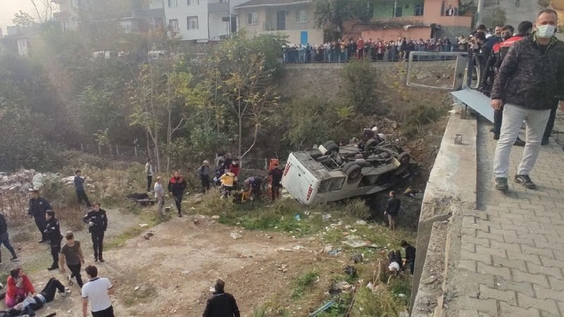 Öğrenci servisi dere yatağına uçtu: 30'a yakın yaralı var Öğrenci servisi dere yatağına uçtu: 30'a yakın yaralı var