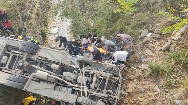 Öğrenci servisi dere yatağına uçtu: 30'a yakın yaralı var Öğrenci servisi dere yatağına uçtu: 30'a yakın yaralı var