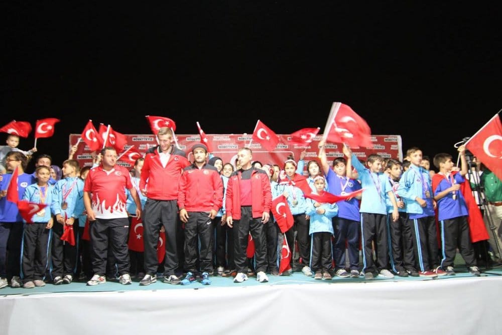 Türk bayraklarını salladılar