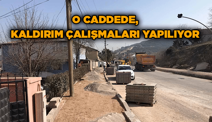 O caddede,  kaldırım çalışmaları yapılıyor