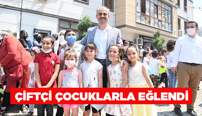 Çiftçi çocuklarla eğlendi
