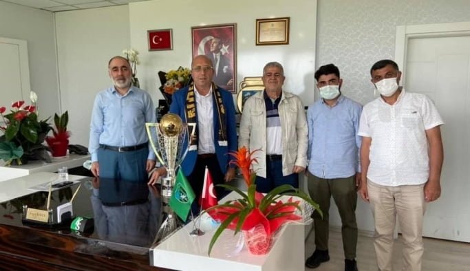 Şampiyon tebrikleri kabul ediyor