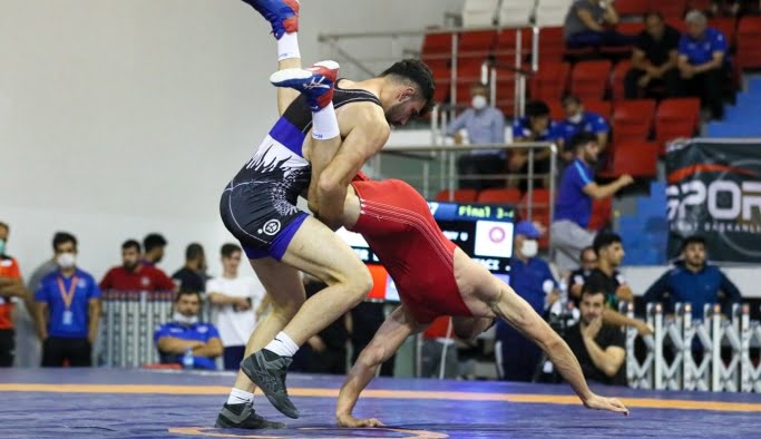 Kağıtsporlu güreşçiler Süper Ligde mücadele etti