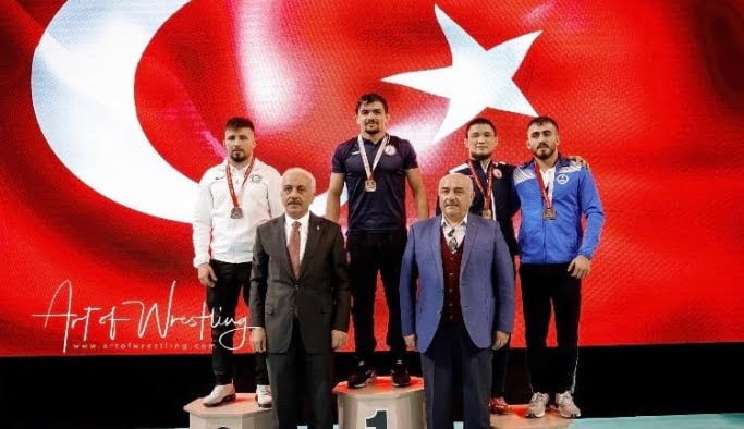 Güreşçilerden önemli başarı
