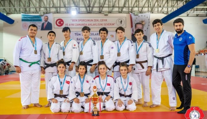Kağıtspor’dan madalya yağmuru