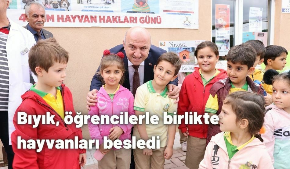 Bıyık, öğrencilerle birlikte hayvanları besledi