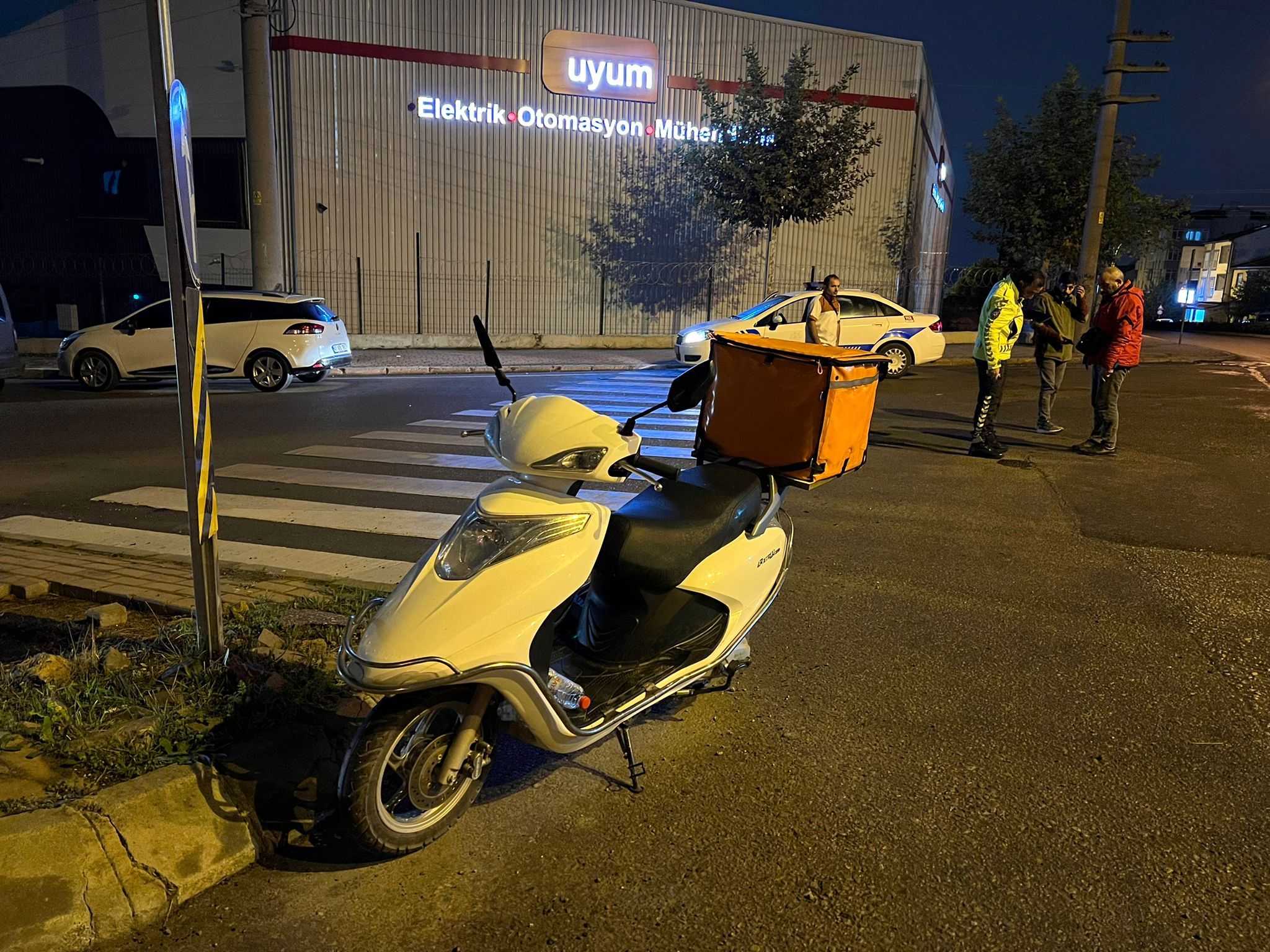 Motosiklet sürücüsü yola savruldu Motosiklet sürücüsü yola savruldu