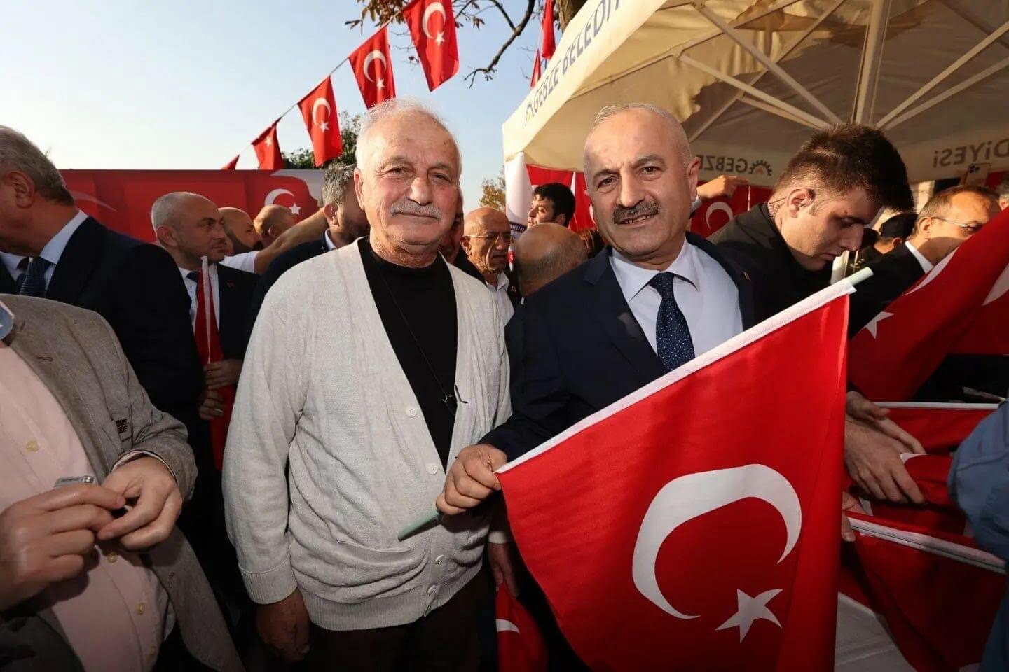 Vali Yavuz , Gebze’de Bayrak Dağıttı