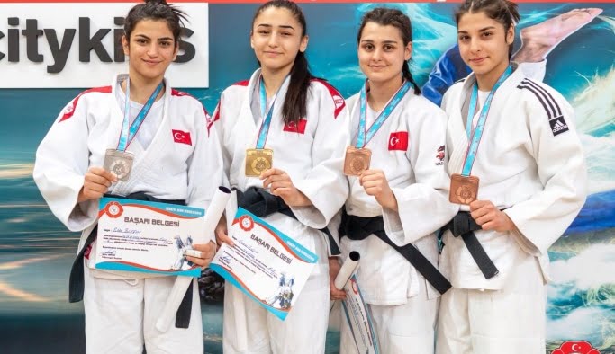 Judoculardan madalya yağmuru