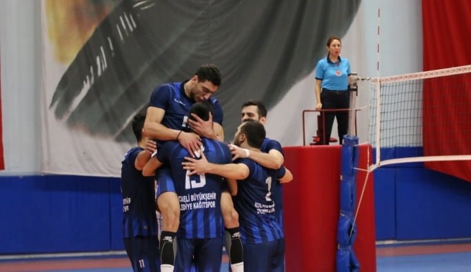 Voleybolda liderliğini sürdürdü