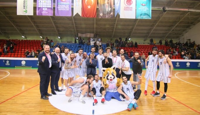 Basketbolda şampiyonluğa yürüyor