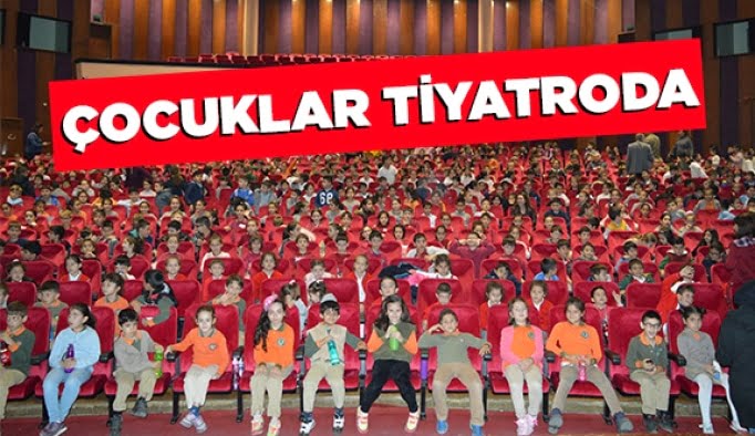 Çocuklar tiyatroda