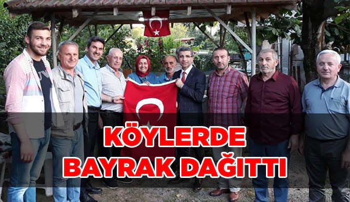 Köylerde bayrak dağıttı