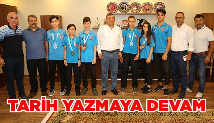 Tarih yazmaya devam